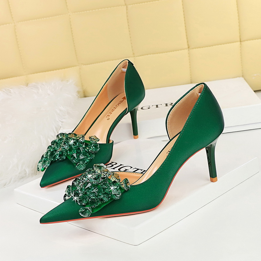 Stiletto heeled pumps with pointed toe and rhinestone bowknot 18